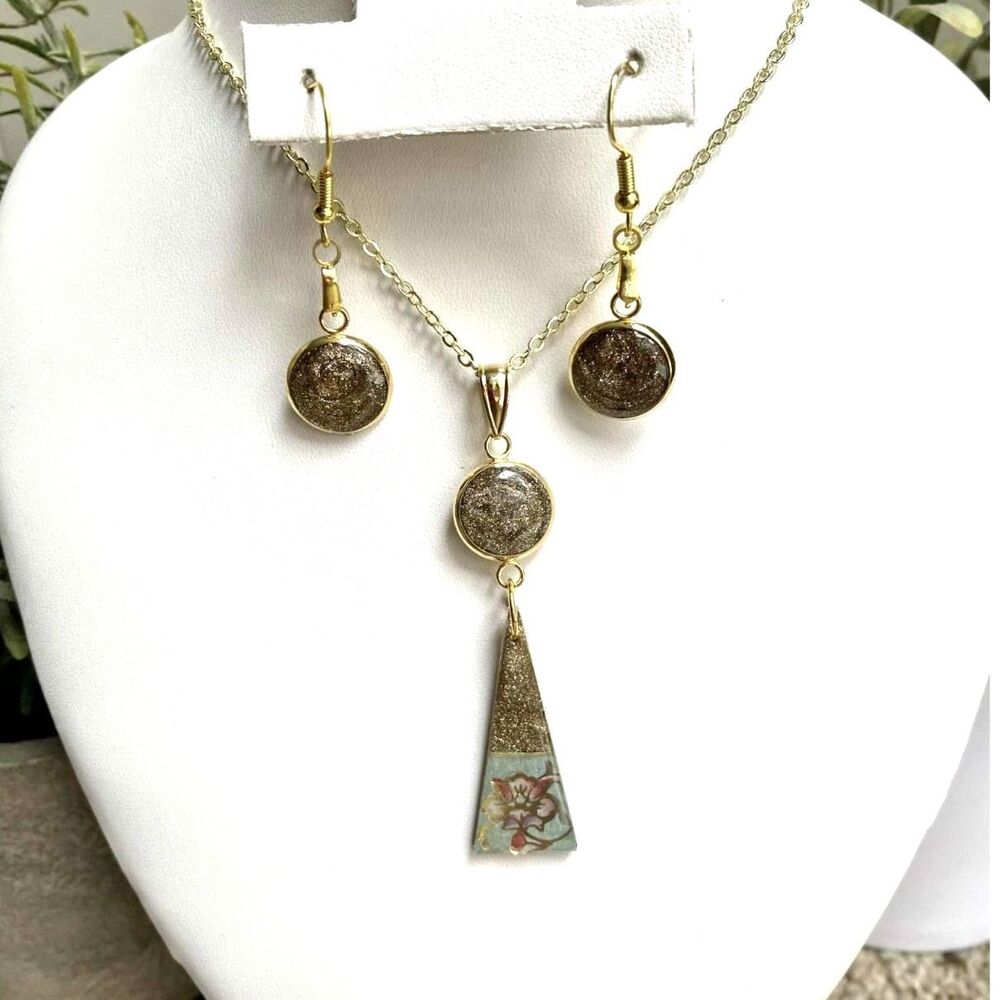 Handmade Resin Gold Glitter & Floral Jewelry Set – Earrings & Pendant Necklace